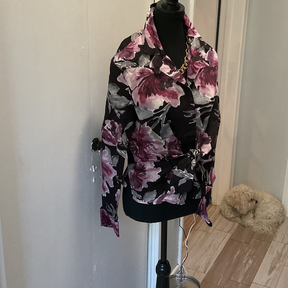 p382. Jones New York Floral Blouse in Black and Pink |L